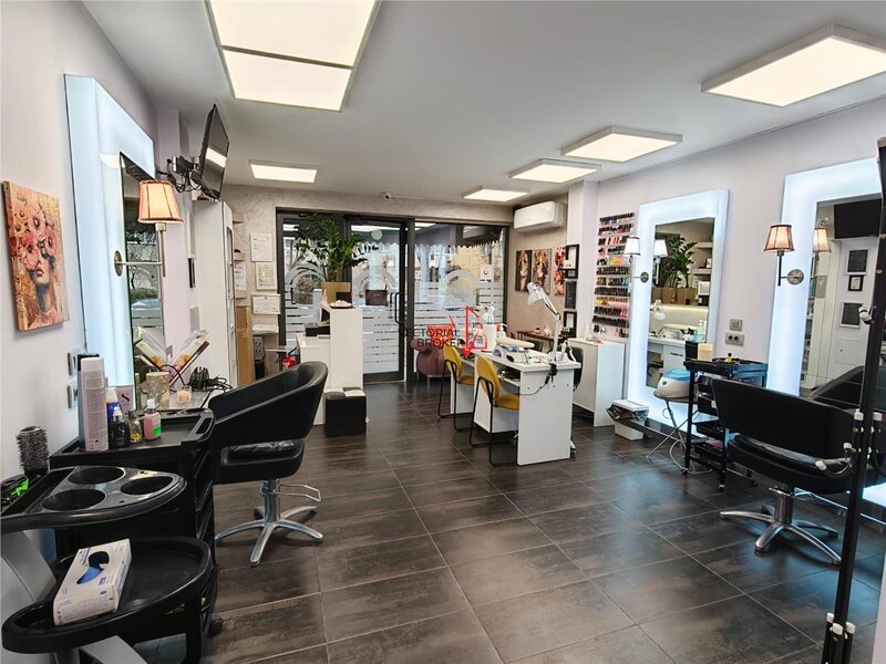 Teiul Doamnei, Spatiu comercial   salon de infrumusetare activ